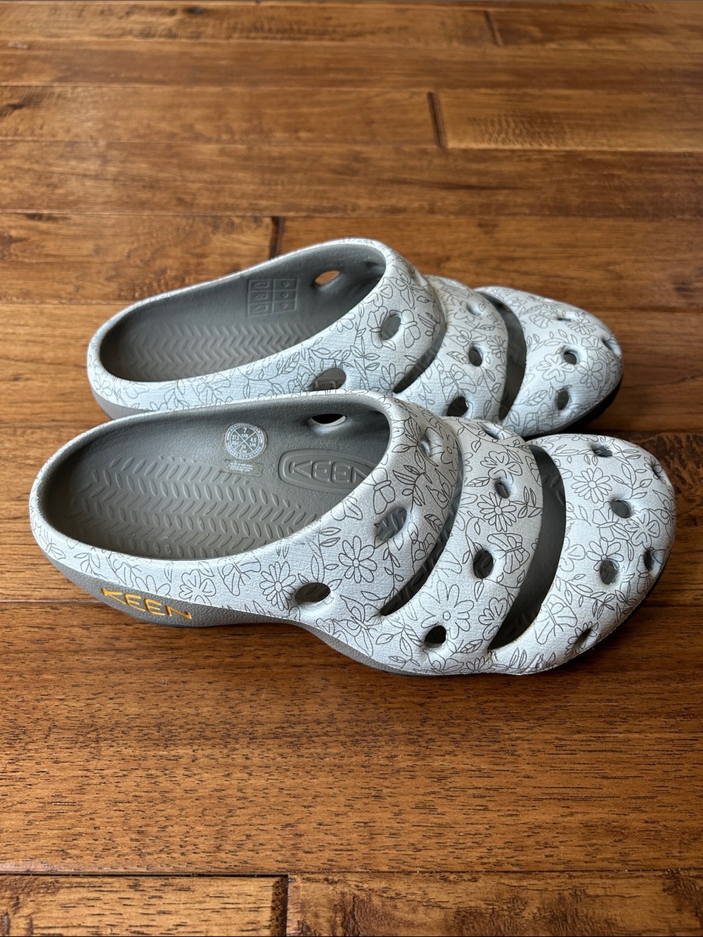 Keen Yogui Slip On Clogs Comfort Recovery Shoes Gray Floral Womens Size 7